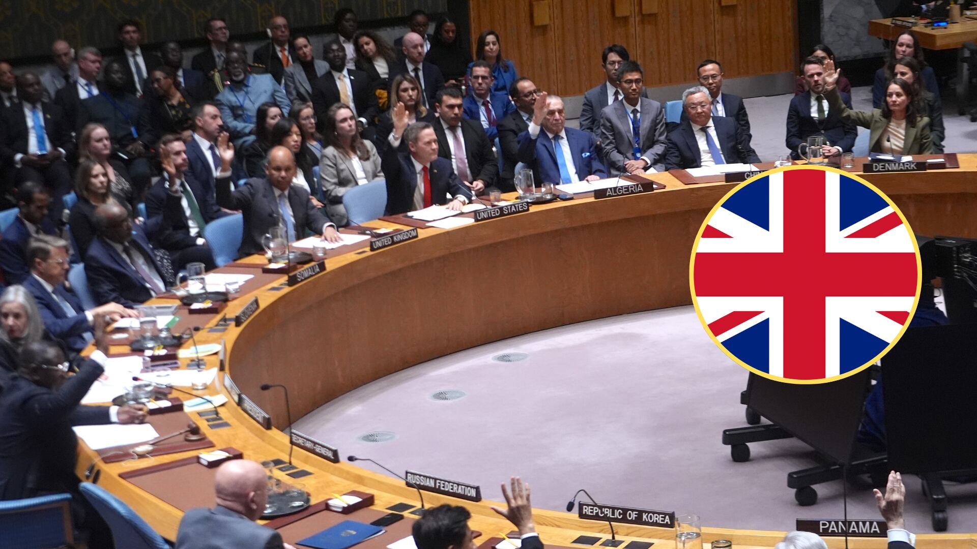 Consejo de Seguridad de la ONU votando a favor de el plan de Trump para la paz en Gaza, bandera Reino Unido. Foto: Selçuk Acar/Anadolu via Getty Images/ Getty Images