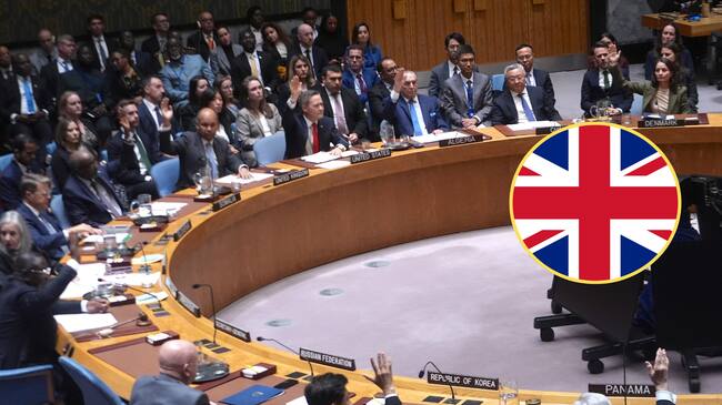 Consejo de Seguridad de la ONU votando a favor de el plan de Trump para la paz en Gaza, bandera Reino Unido. Foto: Selçuk Acar/Anadolu via Getty Images/ Getty Images