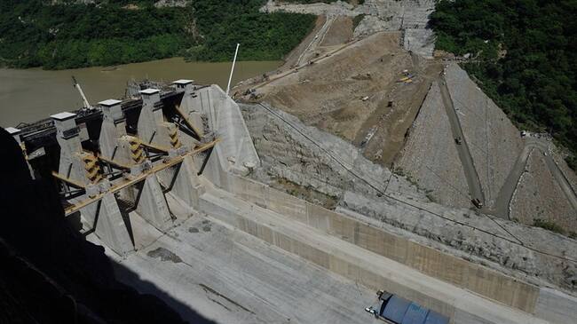 En el libro, el gobernador Luis Pérez examinará si en realidad nadie sabía sobre la loza o el piso que había que ponerle al túnel que se estalló en Hidroituango. Foto: Colprensa