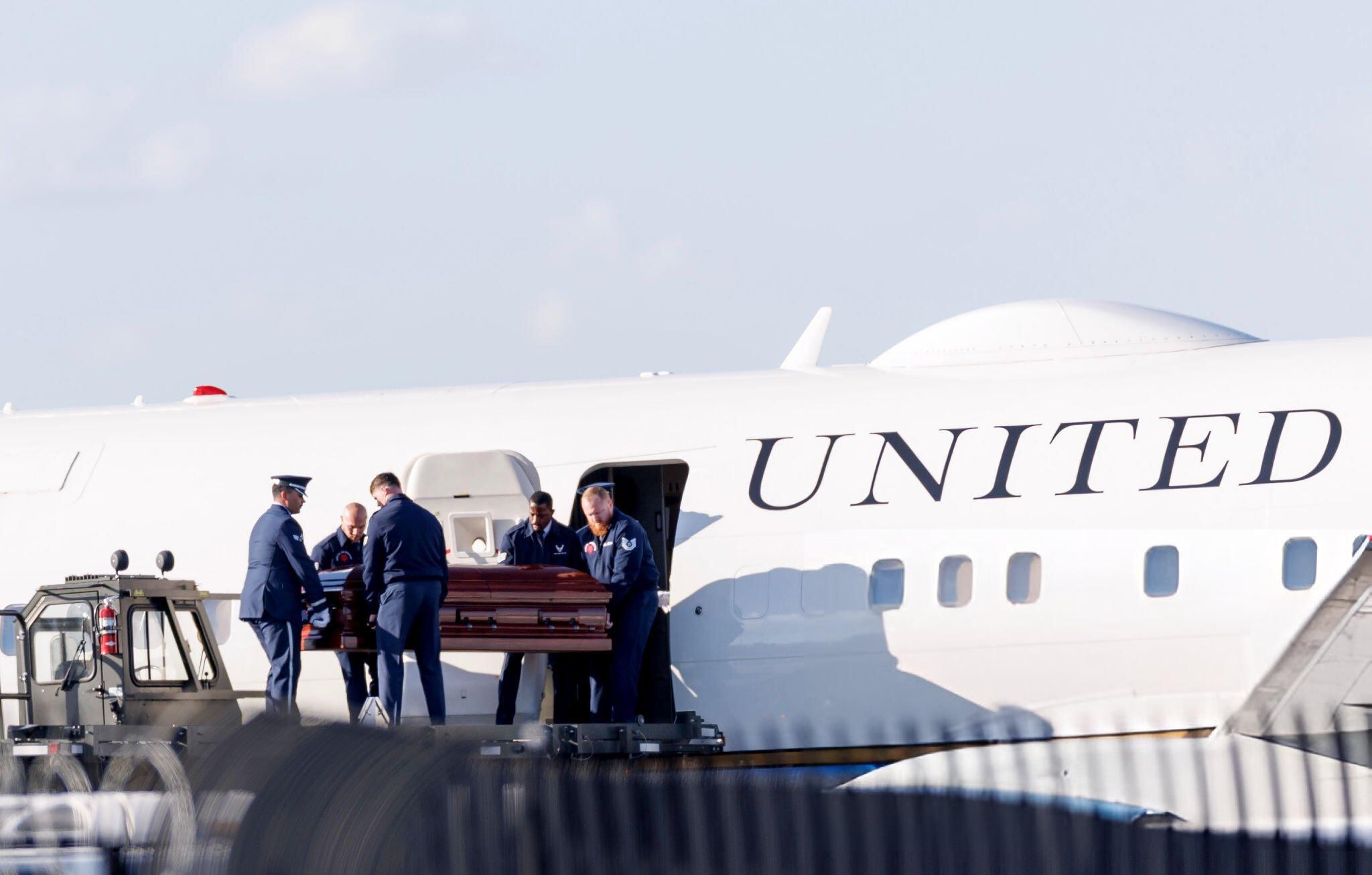 El ataúd que contiene el cuerpo de Charlie Kirk es retirado de la Fuerza Aérea Dos en el Aeropuerto Internacional Phoenix Sky Harbor el 11 de septiembre de 2025 en Phoenix, Arizona. (Foto de Eric Thayer/Getty Images)