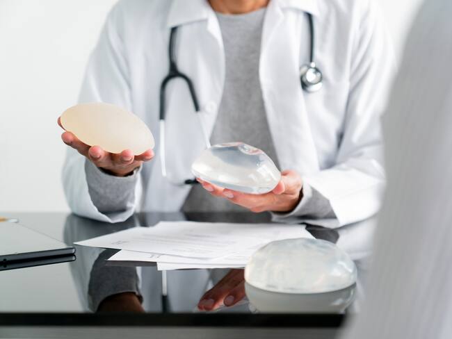 Cirujano explica por qué no volverá a poner implantes mamarios: “pueden tener efectos secundarios”