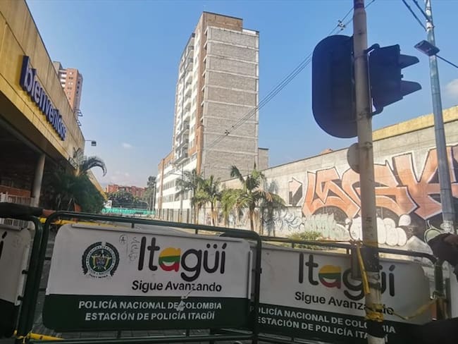 El alcalde encargado de Itagüí, Oscar Muñoz comentó que debido a unas revisiones hechas, determinaron que el edificio ya no soporta mantenerse en pie. . Foto: Isabel Escobar