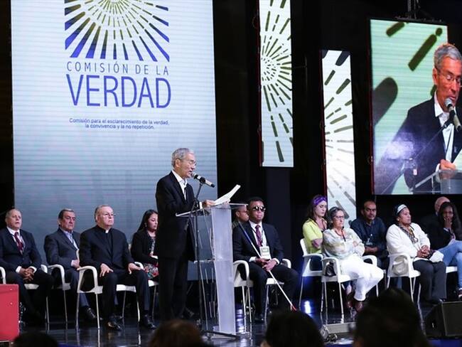 El padre Francisco de Roux, presidente de la Comisión de la Verdad, puso en conocimiento de la Fiscalía y la Procuraduría el hallazgo. Foto: Colprensa / DIEGO PINEDA