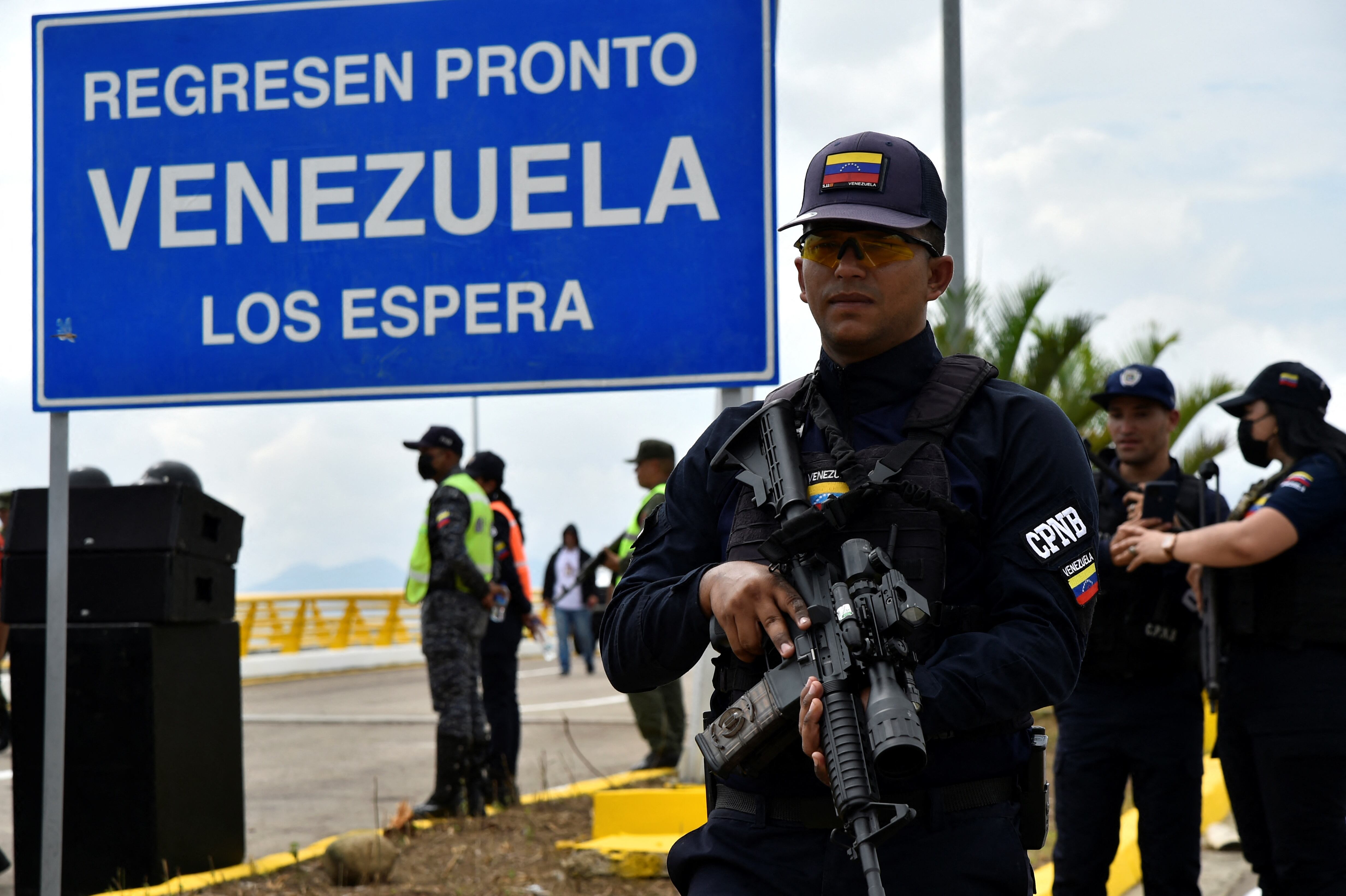 Miembros del Cuerpo de Policía Nacional Bolivariana del CPNB hacen guardia en el Puente Internacional Atanasio Girardot, conocido como Puente Tienditas. Foto de SCHNEYDER MENDOZA/AFP vía Getty Images.