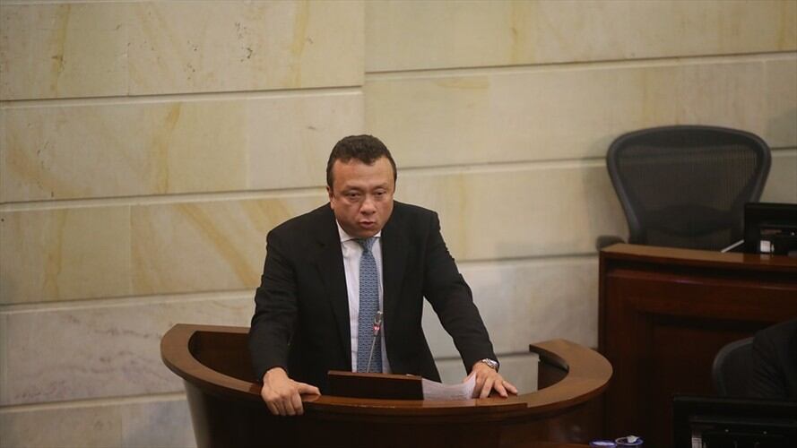 La Procuraduría calificó provisionalmente la falta del político, tipificada en la ley como el delito de cohecho por dar u ofrecer, como gravísima a título de dolo.. Foto: Colprensa