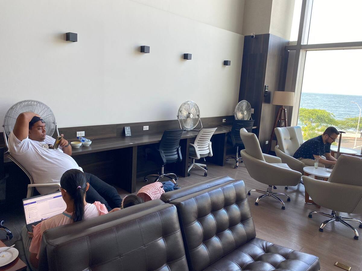 El colmo: ventiladores para altas temperaturas al interior del aeropuerto de Santa Marta