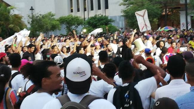 Más de 5 mil personas marcharon por la defensa de educación pública en Santa Marta. Foto: Lizbeth Rodríguez