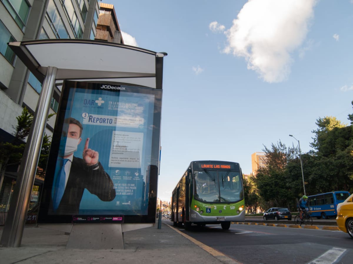Ni los paraderos se salvan en Bogotá: en segundos, delincuentes se los llevan