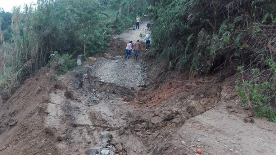 En total, 19 veredas de Filadelfia y Aranzazu se encuentran incomunicadas por el hundimiento en la vía en Salón Rojo, un sector que atraviesa la falla geotécnica del Romeral. Foto: Adrián Rodríguez (W Radio)