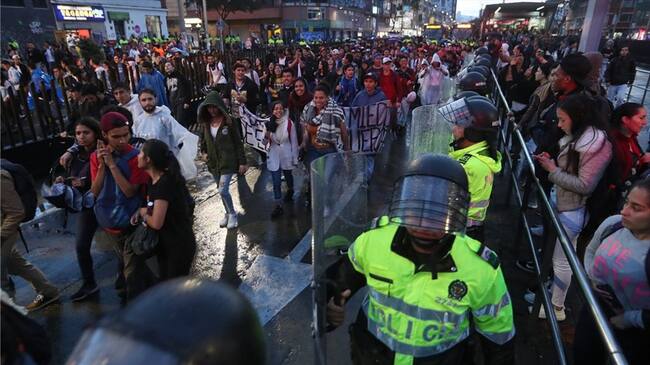 Gustavo Petro acusó al gobierno de pagar vándalos para infiltrar y sabotear marchas estudiantiles. Foto: Agencia EFE