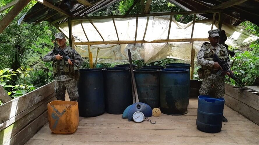 Cuatro laboratorios para el procesamiento de clorhidrato de cocaína fueron destruidos. Además, fue incautado armamento y gran cantidad de insumos sólidos y líquidos. Foto: Armada Nacional
