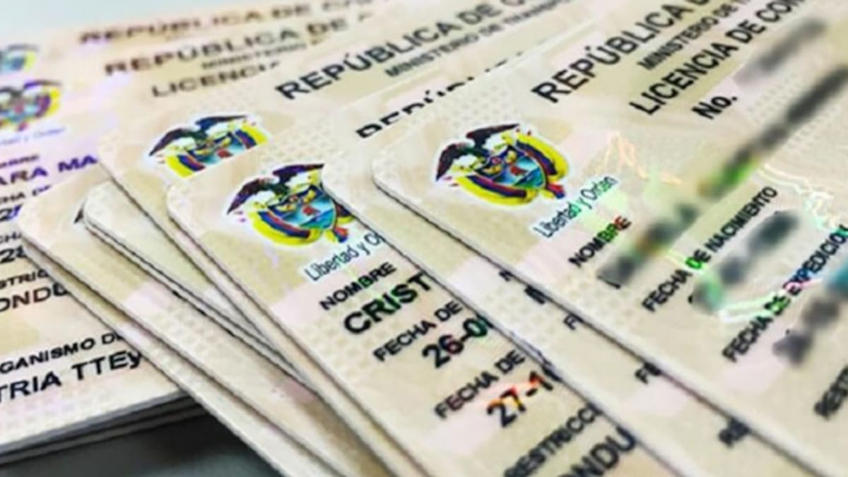 ¿Se puede renovar la licencia de conducción si se tiene multas pendientes?