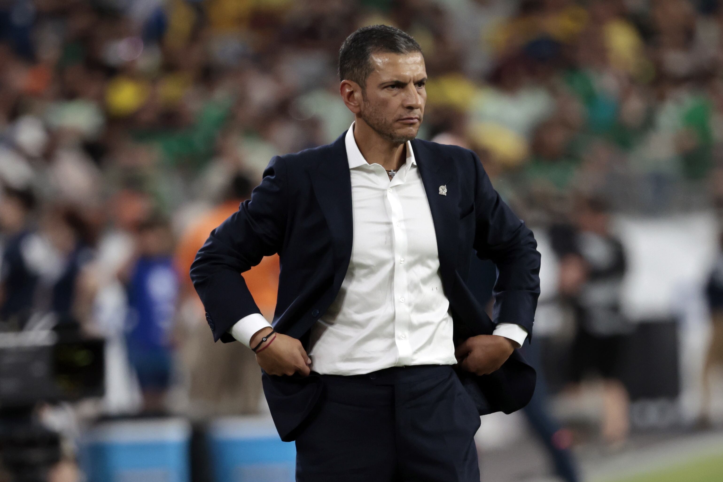 Glendale (United States), 30/06/2024.- Team coach of Mexico Jaime Lozano watches game action during the CONMEBOL Copa America 2024 group B soccer match between Mexico and Ecuador in Glendale, Arizona, USA, 30 June 2024. EFE/EPA/JOHN G. MABANGLO