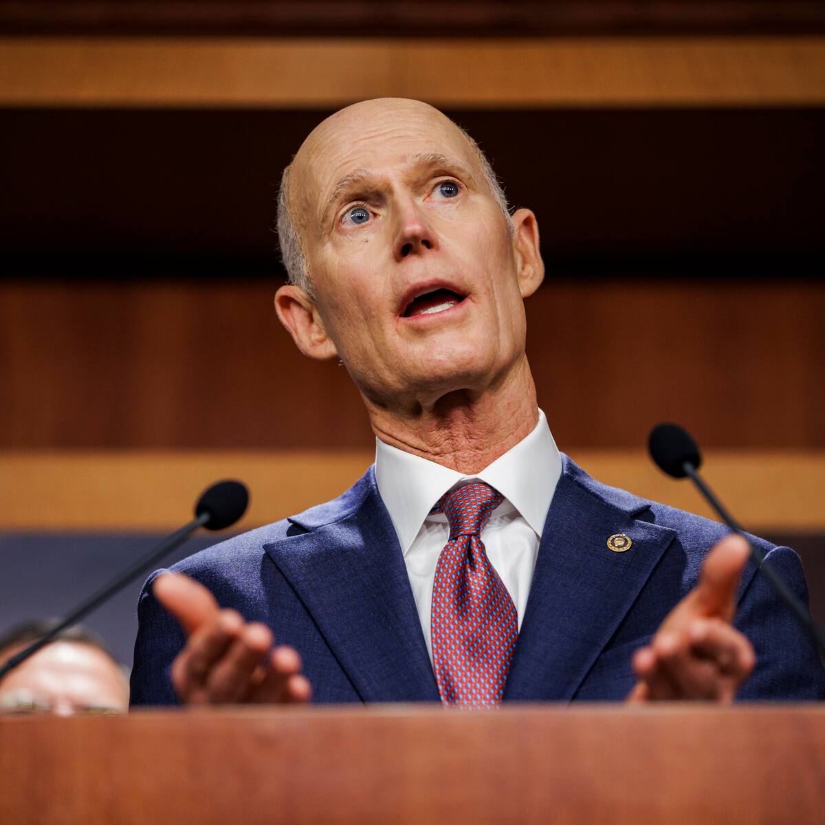“Biden no hace nada para aliviar la crisis de los contenedores en EE.UU.”: senador Rick Scott