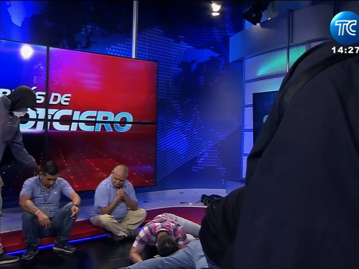 VIDEO: Hombres con fusiles irrumpen en directo en canal de televisión en Ecuador