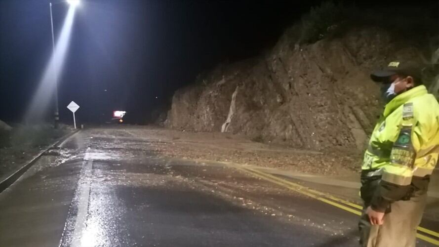 Las autoridades trabajan para habilitar la vía en la mañana de este dos de mayo.. Foto: Suministrada