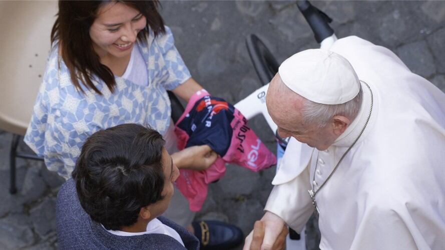 Egan Bernal se reunió con el papa Francisco en El Vaticano. Foto: Massimo Valicchia/NurPhoto via Getty Images
