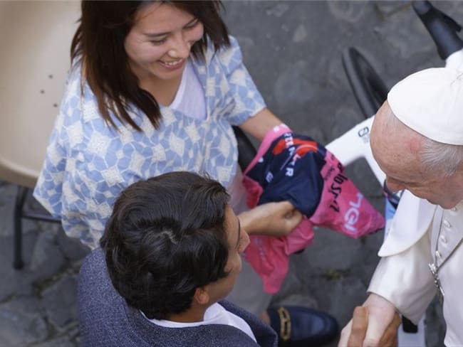 Egan Bernal se reunió con el papa Francisco en El Vaticano. Foto: Massimo Valicchia/NurPhoto via Getty Images
