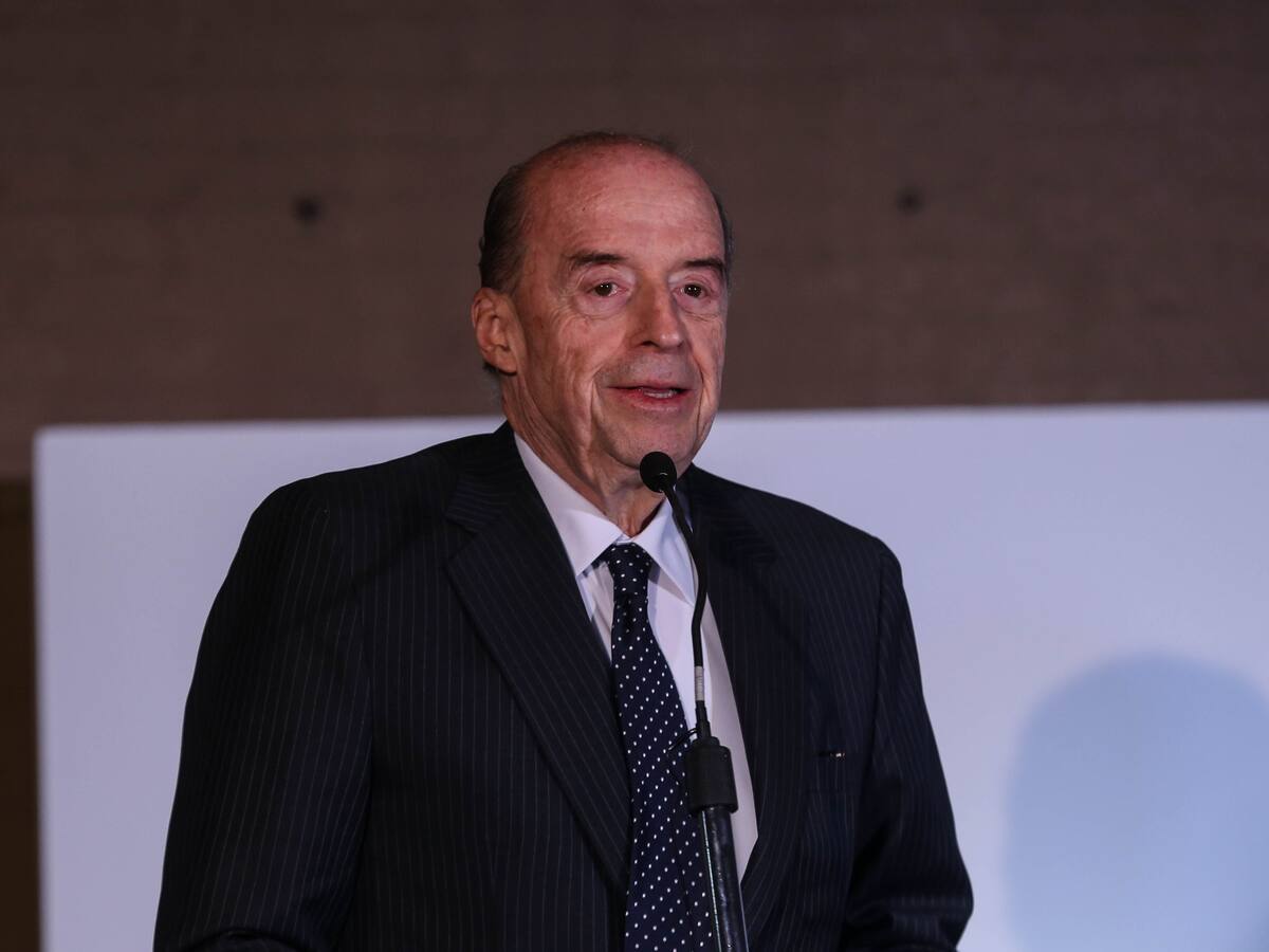 Ni a Álvaro Leyva le funcionan canales de comunicación de la Cancillería