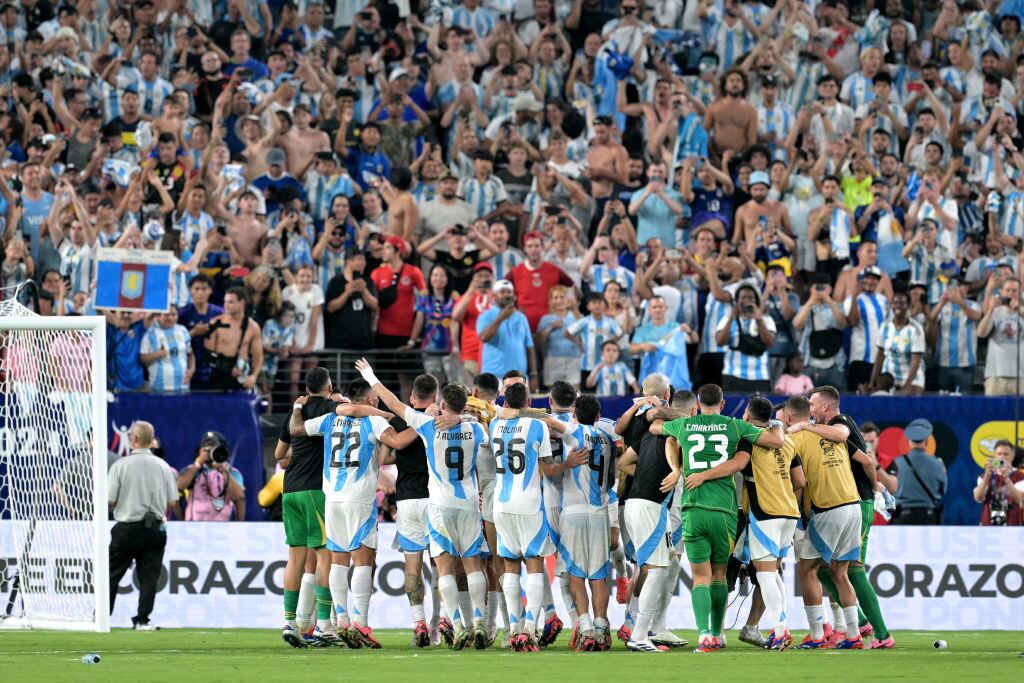 Selección de Argentina celebra su clasificación a la final de la Copa América. Foto: JUAN MABROMATA/AFP via Getty Images