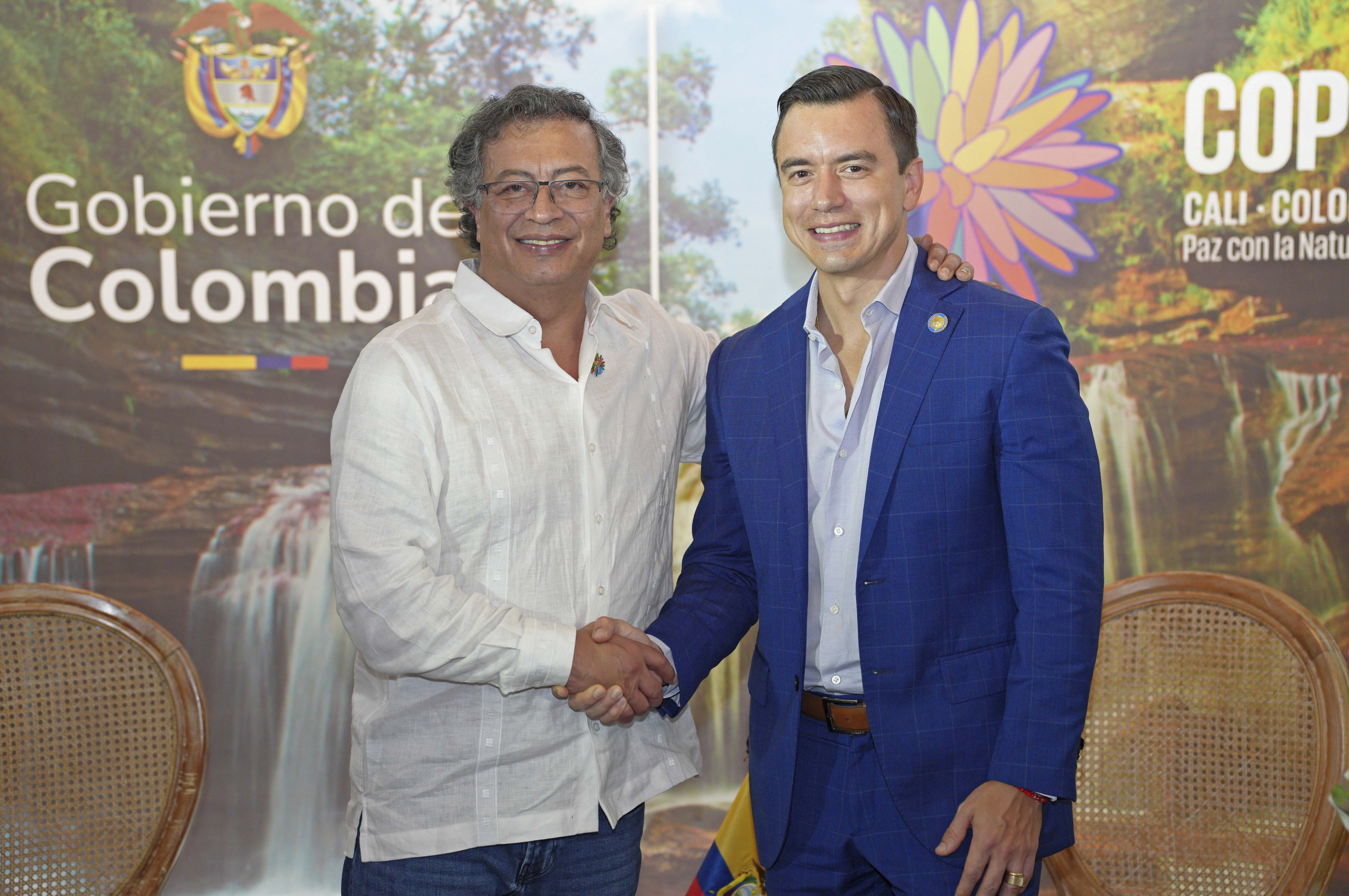 Fotografía cedida por la oficina de prensa de la presidencia de Colombia del mandatario Gustavo Petro (i) saludando al presidente de Ecuador Daniel Noboa, durante la conferencia de la ONU sobre Biodiversidad Biológica (COP16) este martes en Cali (Colombia). Los presidentes de Ecuador, Daniel Noboa, y Colombia, Gustavo Petro, mantuvieron este martes una reunión bilateral en la ciudad de Cali en la que hablaron sobre cooperación energética, en medio de la crisis que vive el país vecino, y fijaron un encuentro próximo en las Islas Galápagos. Foto: EFE.