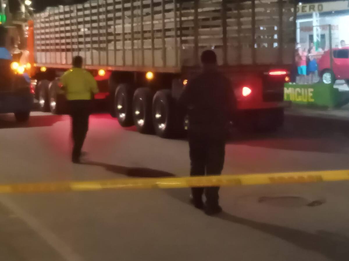 Menor de edad muere al ser arrollado por una tractomula