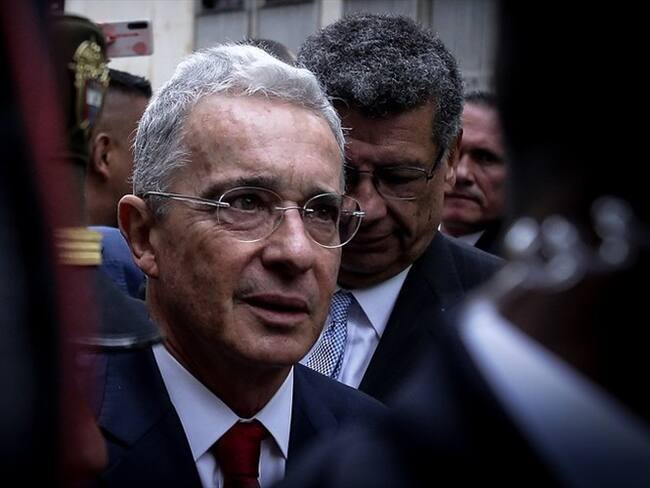No puedo decir que Santos fue responsable de falsos positivos: Álvaro Uribe