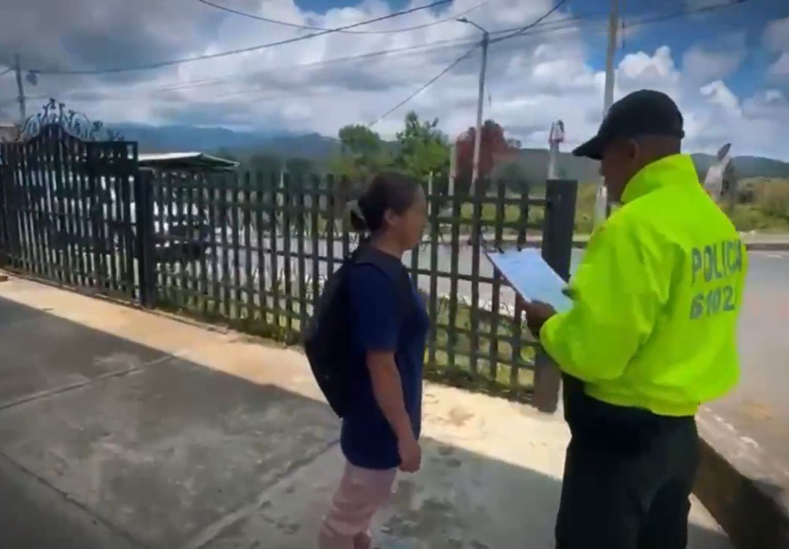 La implicada, que se encontraba al servicio de la estructura Carlos Patiño, fue capturada en el municipio de Santander de Quilichao. Crédito: Policía Nacional.