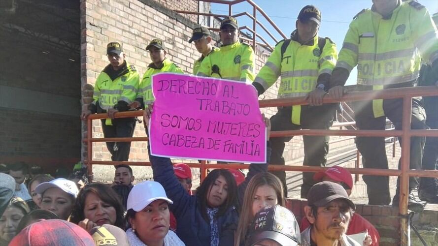 Continúan las protestas por ley seca en sectores de Kennedy. Foto: Fabián Romero Garzón