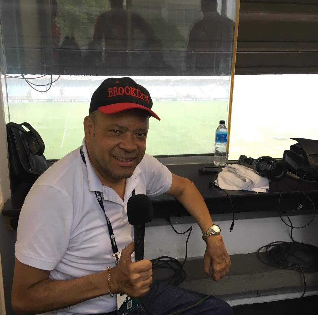 Óscar Luis Cárdenas, conocido como 'Chango' Cárdenas, contaba con más de cuatro décadas de trayectoria en el periodismo deportivo. Foto: Instagram @elllaverodelchango