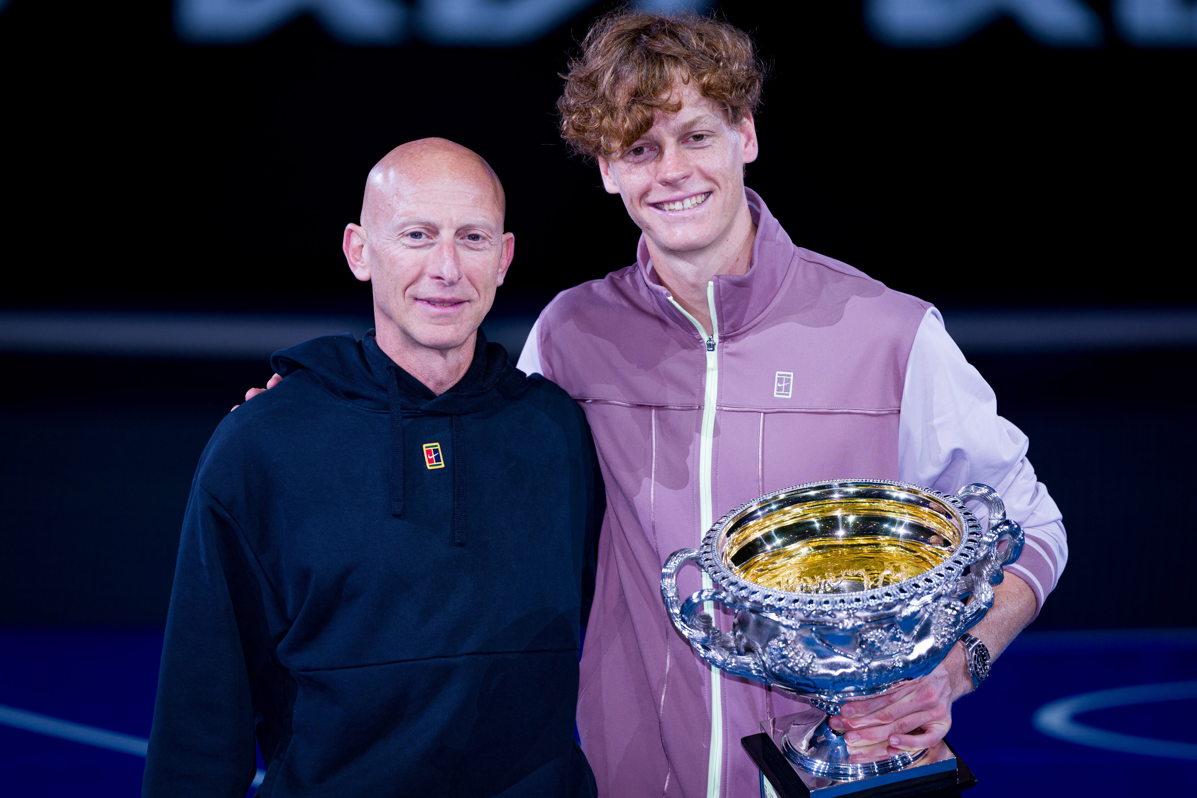Jannik Sinner junto a su preparador fisico Umberto Ferrara FOTO: Andy Cheung -Getty Images)
