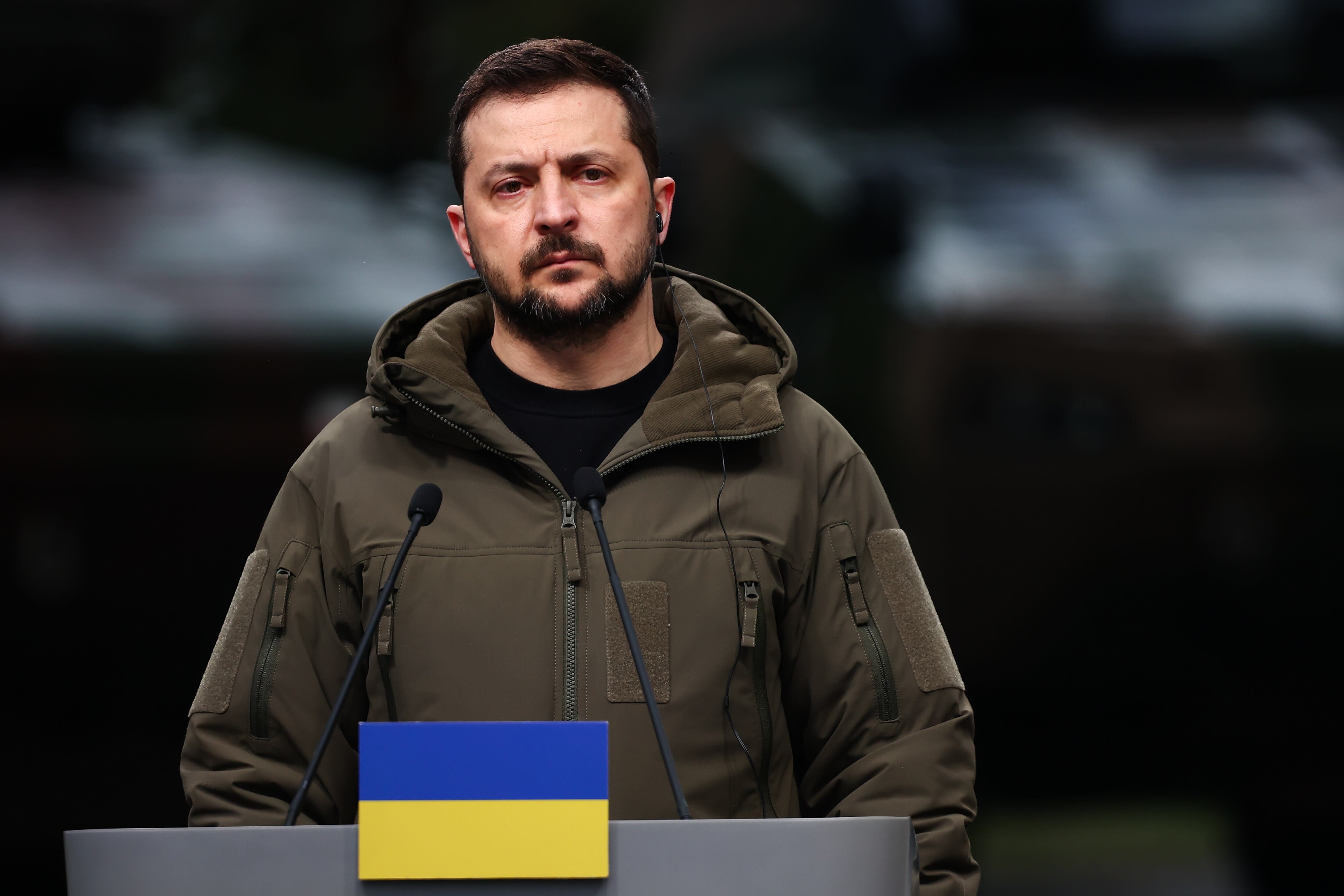 El Presidente de Ucrania, Volodímir Zelenski, durante la rueda de prensa en Varsovia, Polonia, el 5 de abril de 2023. La visita a Polonia fue el primer viaje internacional formal realizado por el Presidente de Ucrania desde la invasión rusa iniciada en febrero de 2022. Durante el viaje, Zelensky se reunió con el Presidente y el Primer Ministro de Polonia, así como con polacos y ucranianos que viven en Polonia. (Foto de Jakub Porzycki/NurPhoto vía Getty Images)