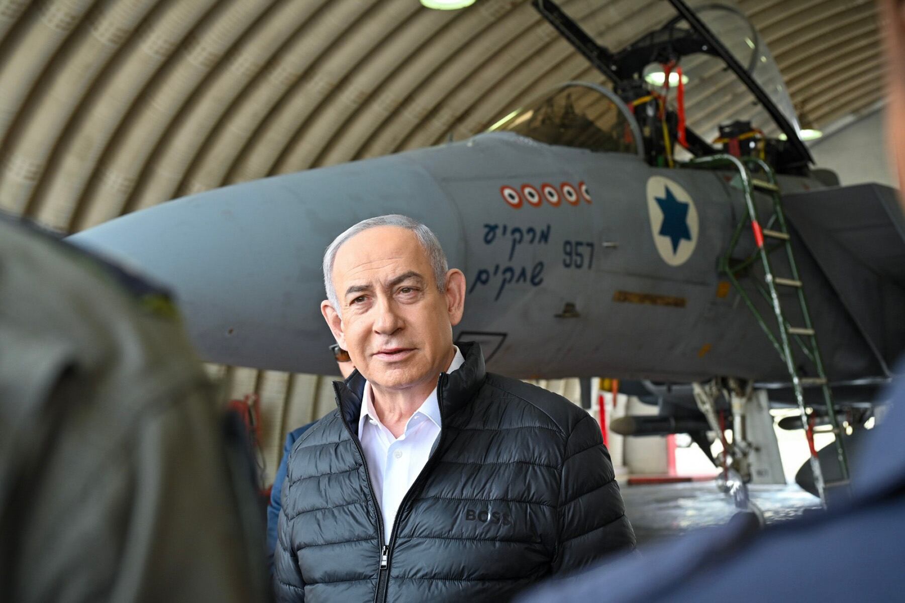 REJOVOT (ISRAEL), 11/04/2024.- El primer ministro israelí, Benjamín Netanyahu, visita la base aérea de Tel Nof, este jueves en Rehovot (Israel), donde ha asegurado que no dudarán en "golpear" a aquellos que quieran atacar a Israel, en alusión a las amenazas en represalia lanzadas por Irán desde la muerte el 1 de abril de siete guardias revolucionarios en un ataque contra su consulado en Damasco. EFE/ Kobi Gideon / GPO SÓLO USO EDITORIAL / SÓLO DISPONIBLE PARA ILUSTRAR LA NOTICIA QUE ACOMPAÑA (CRÉDITO OBLIGATORIO)
