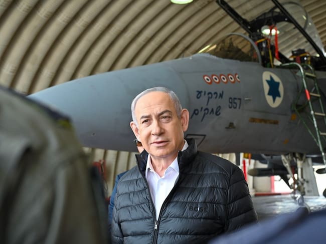 REJOVOT (ISRAEL), 11/04/2024.- El primer ministro israelí, Benjamín Netanyahu, visita la base aérea de Tel Nof, este jueves en Rehovot (Israel), donde ha asegurado que no dudarán en &quot;golpear&quot; a aquellos que quieran atacar a Israel, en alusión a las amenazas en represalia lanzadas por Irán desde la muerte el 1 de abril de siete guardias revolucionarios en un ataque contra su consulado en Damasco. EFE/ Kobi Gideon / GPO SÓLO USO EDITORIAL / SÓLO DISPONIBLE PARA ILUSTRAR LA NOTICIA QUE ACOMPAÑA (CRÉDITO OBLIGATORIO)
