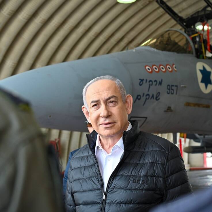 REJOVOT (ISRAEL), 11/04/2024.- El primer ministro israelí, Benjamín Netanyahu, visita la base aérea de Tel Nof, este jueves en Rehovot (Israel), donde ha asegurado que no dudarán en &quot;golpear&quot; a aquellos que quieran atacar a Israel, en alusión a las amenazas en represalia lanzadas por Irán desde la muerte el 1 de abril de siete guardias revolucionarios en un ataque contra su consulado en Damasco. EFE/ Kobi Gideon / GPO SÓLO USO EDITORIAL / SÓLO DISPONIBLE PARA ILUSTRAR LA NOTICIA QUE ACOMPAÑA (CRÉDITO OBLIGATORIO)