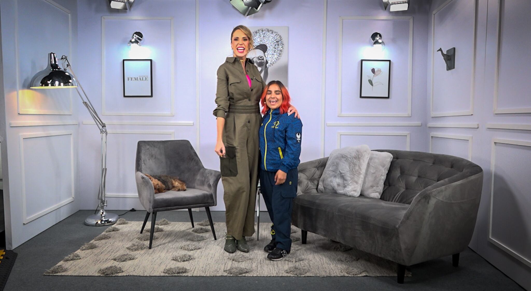 Sara Vargas, nadadora paralímpica y campeona mundial, con Alejandra Azcárate.