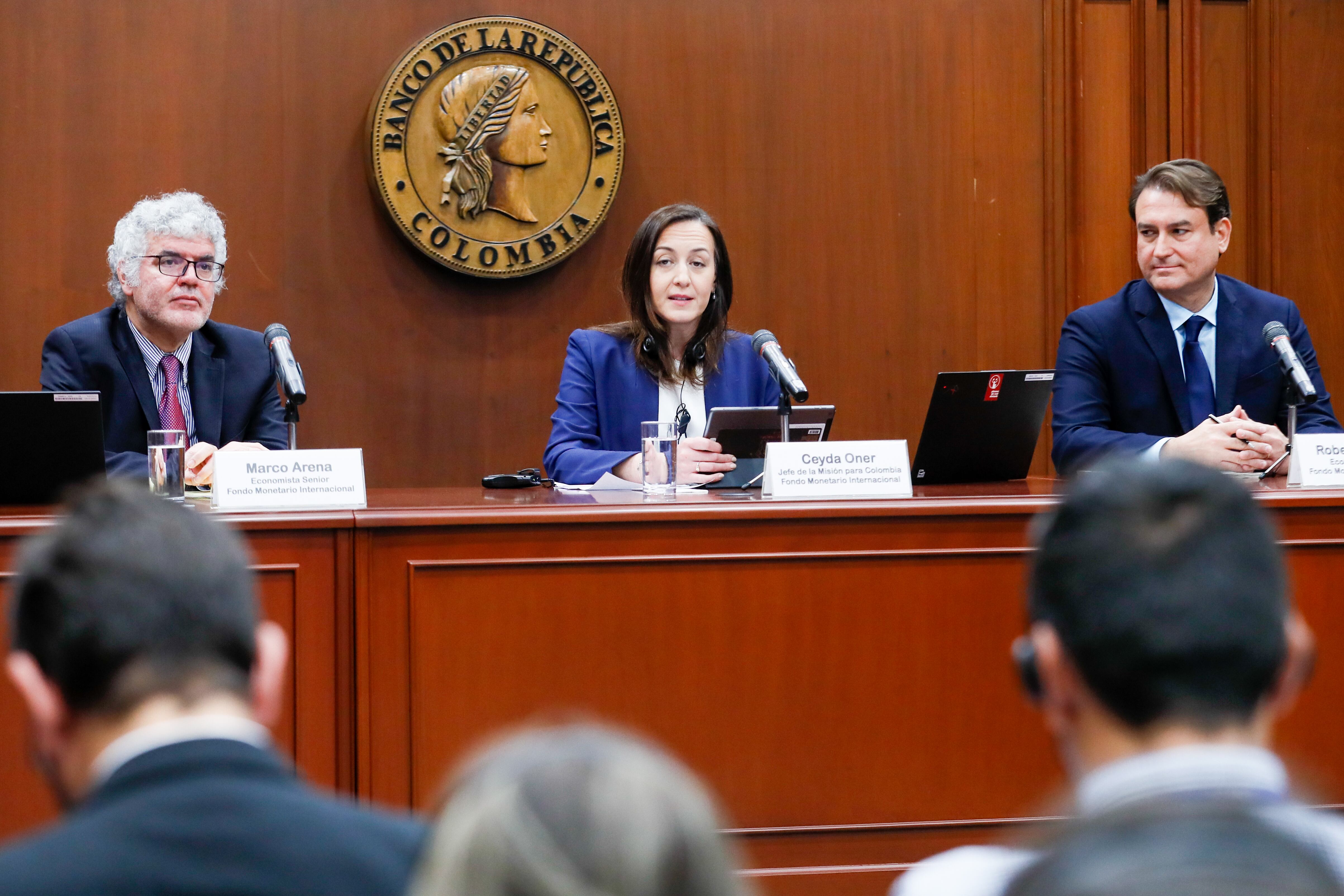 La jefe de la misión para Colombia del Fondo Monetario Internacional (FMI) Ceyda Oner habla junto a los economistas senior del FMI Roberto Perrelli (d) y Marco Arena durante una rueda de prensa este miércoles, en la sede del Banco de la República en Bogotá, (Colombia). El FMI destacó este miércoles el "progreso encomiable" de Colombia en el último año para avanzar hacia una actividad económica más sostenible, pero advirtió de riesgos en el horizonte. EFE/ Carlos Ortega