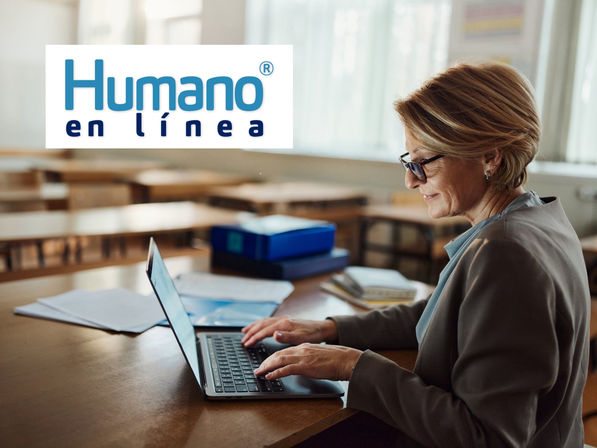 Docente usando computador junto al logo del sistema 'Humano en Línea' (GettyImages / redes sociales)