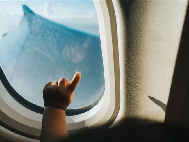 Imagen de referencia de un bebé en un avión. Foto: Getty Images / d3sign