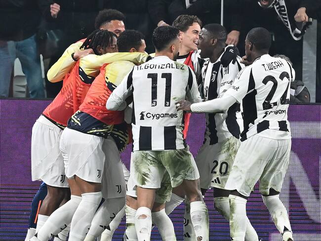 Turin (Italy), 16/02/2025.- Juventus' Francisco Conceicao celebrates with teammates after scoring the opening goal during the Italian Serie A soccer match Juventus FC vs Inter FC at the Allianz Stadium in Turin, Italy, 16 February 2025. (Italia) EFE/EPA/ALESSANDRO DI MARCO