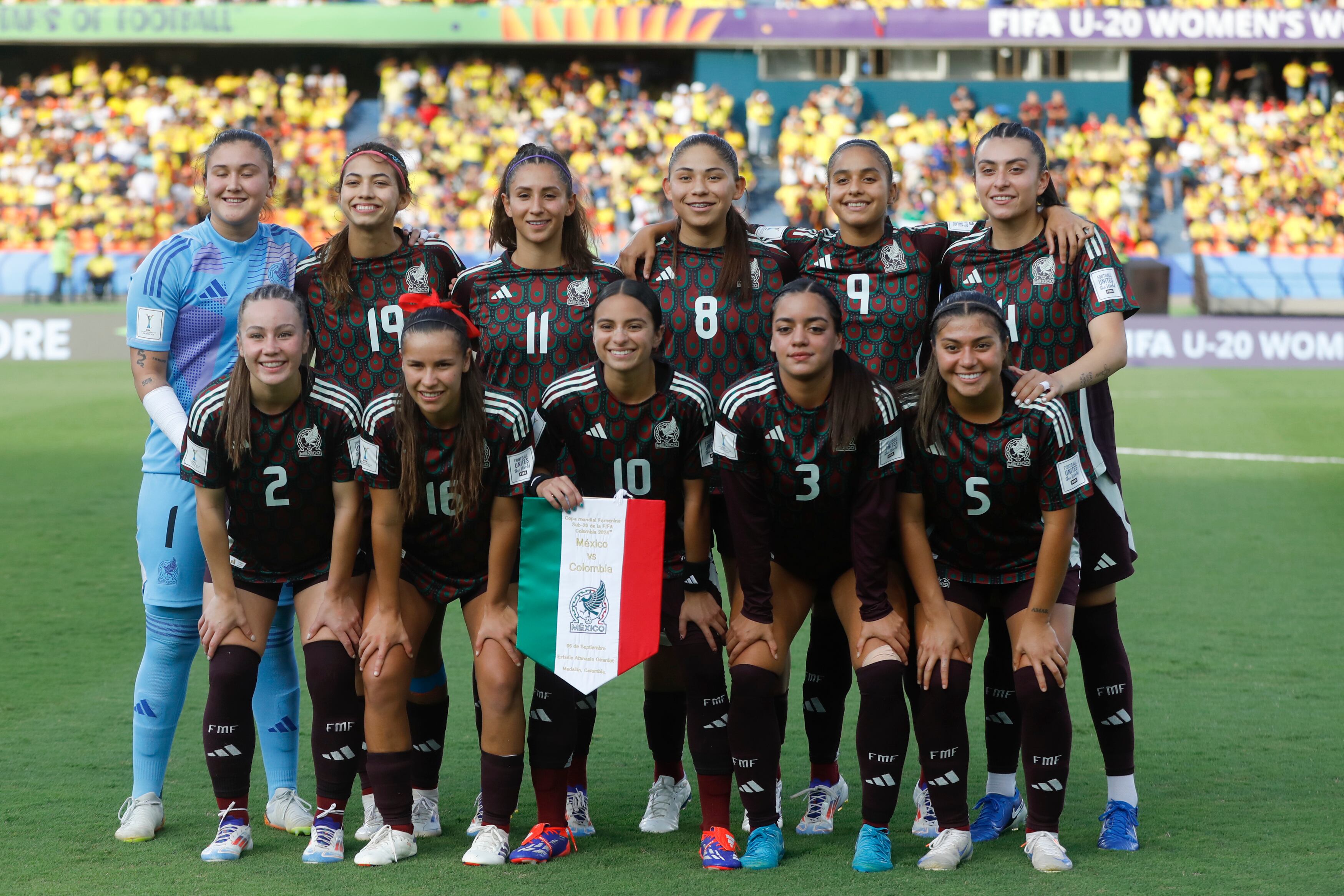 AMDEP6135. MEDELLÍN (COLOMBIA), 06/09/2024.- Jugadoras de México posan este viernes, en un partido del grupo A de la Copa Mundial Femenina sub-20 entre las selecciones de México y Colombia en estadio Atanasio Girardot en Medellín (Colombia). EFE/ Luis Eduardo Noriega Arboleda