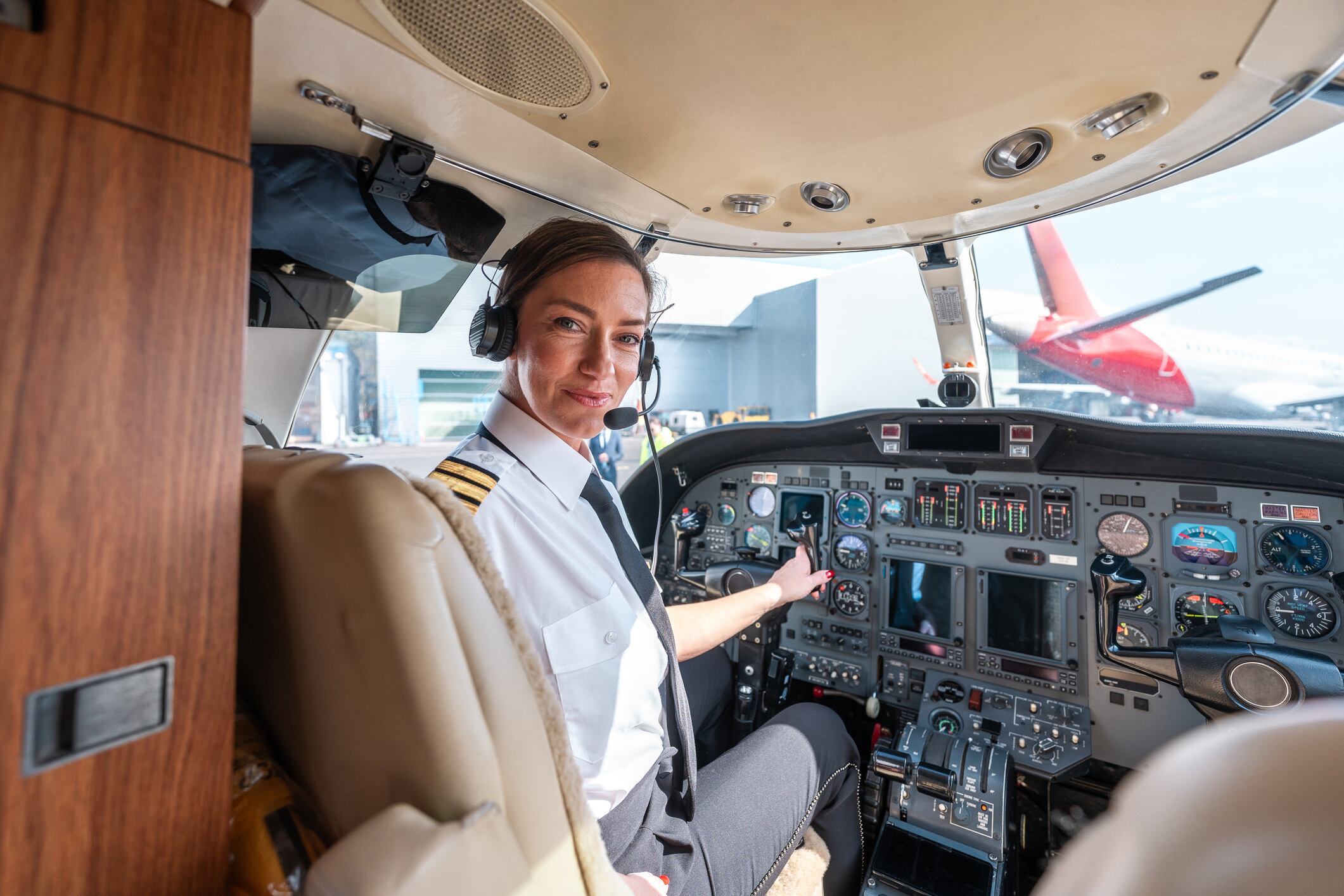 Mujer pilotando un avión, imagen de referencia. Foto: Getty Images.