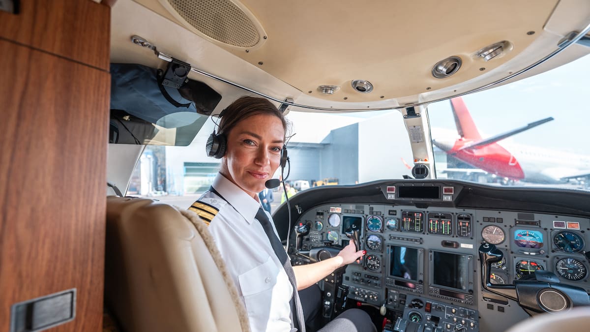 ¿‘La piloto’ o ‘la pilota’? Este es el femenino de esa profesión, según la RAE