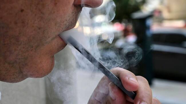 El vapeo consiste en inhalar vapores creados por el calentamiento a alta temperatura de un líquido en el interior del cigarrillo electrónico.. Foto: Getty Images