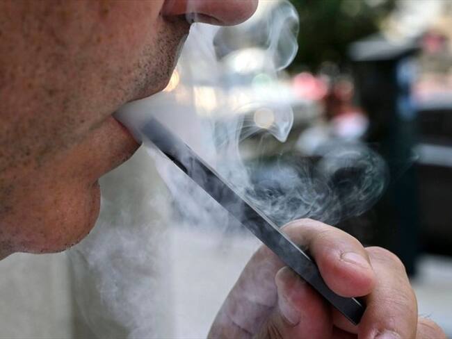 El vapeo consiste en inhalar vapores creados por el calentamiento a alta temperatura de un líquido en el interior del cigarrillo electrónico.. Foto: Getty Images