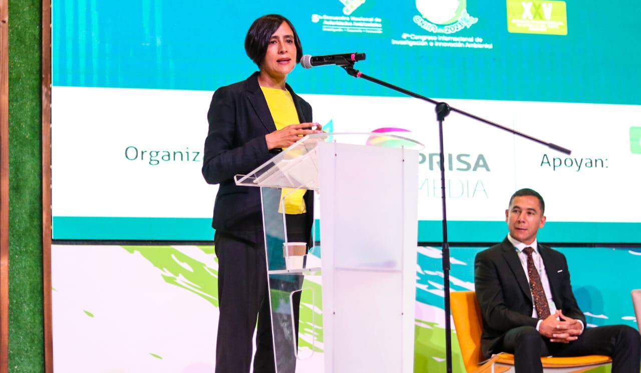 Susana Muhamad en la Cumbre Internacional de Sostenibilidad e Innovación Ambiental. Foto: W Radio