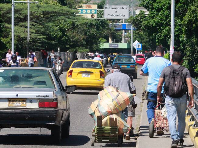 Personas y vehículos transitan por el Puente Simón Bolívar que une a Villa del Rosario. Foto: EFE/ Mario Caicedo.
