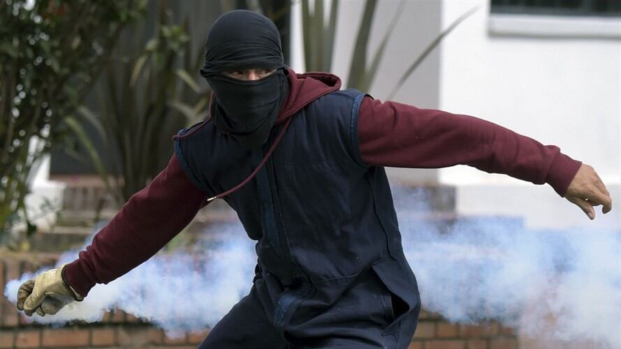 Durante una manifestación pacífica de los estudiantes de la Uptc, varios encapuchados lanzaron papas bomba. Foto: Getty Images