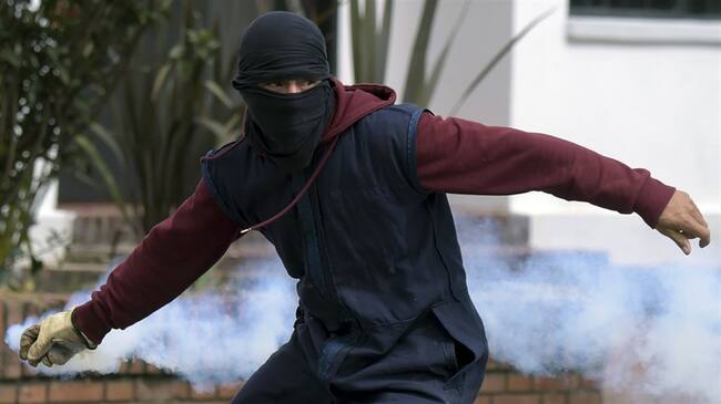 Durante una manifestación pacífica de los estudiantes de la Uptc, varios encapuchados lanzaron papas bomba. Foto: Getty Images