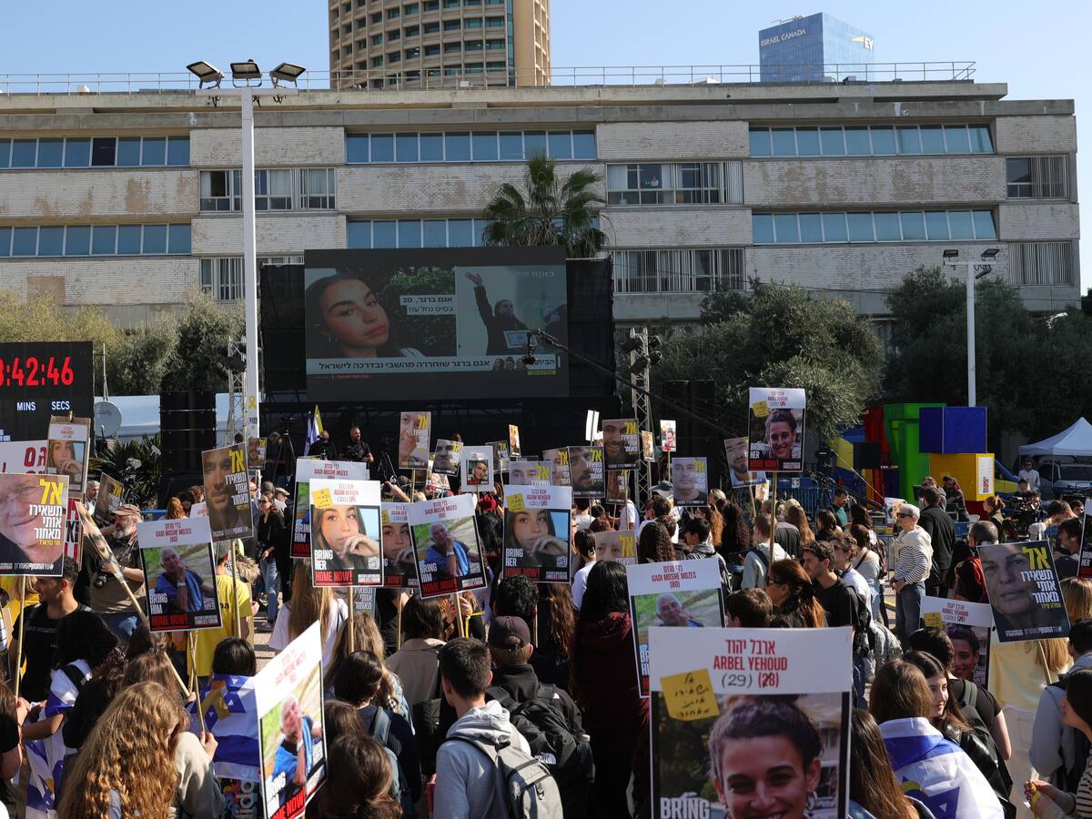 Hamás entregó a una rehén soldado israelí a la Cruz Roja en una ceremonia en Yabalia